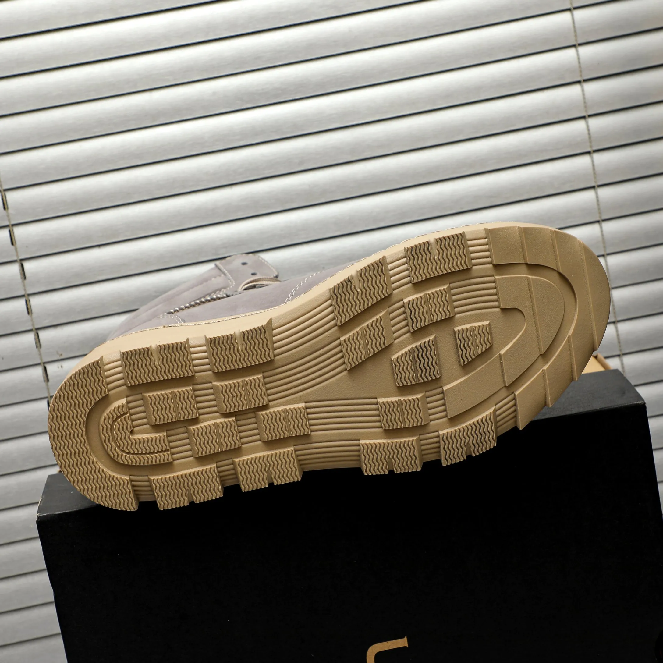 P620 Product trademark: "UGG" Gaobang men's shoes Regular size: 39-44 Product materials: Selected nubuck leather upper, wool lining, original outsole